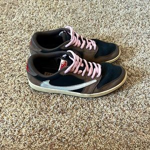 Don’t wear anymore come with box and extra laces